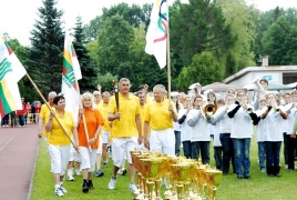 Audroniaus Žygavičiaus nuotraukoje: garsūs sportininkai - (iš kairės) krepšininkė Angelė Rupšienė, plaukikas Robertas Žulpa, irkluotojas Česlovas Česiūnas - aktyviai dalyvauja ir Vilniaus sporto renginiuose; akimirka iš Olimpinės dienos